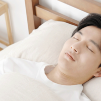 睡眠する男性