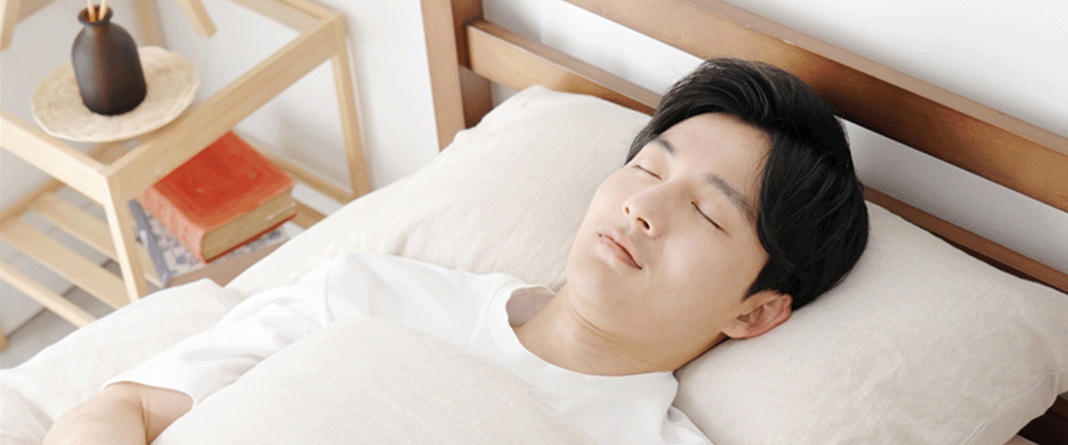 睡眠する男性