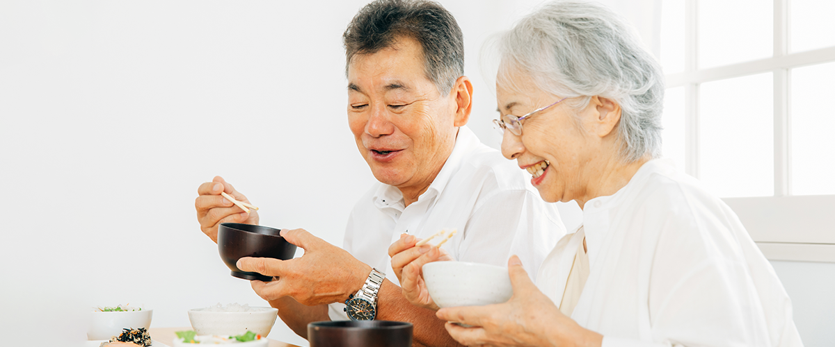 食事を楽しむ老夫婦