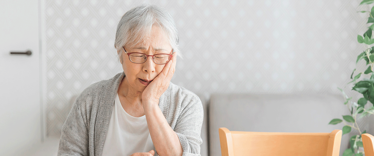 歯が痛む高齢女性