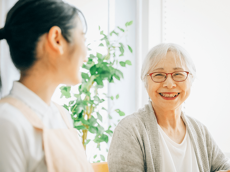 訪問歯科診療を受ける女性患者